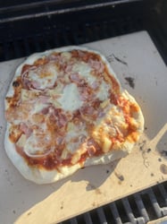 Pizza_kaasugrillissä