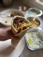 Gyrospita kanatäytteellä eli kanagyros
