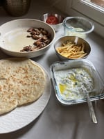 Tsatsiki kruunaa gyros pitan